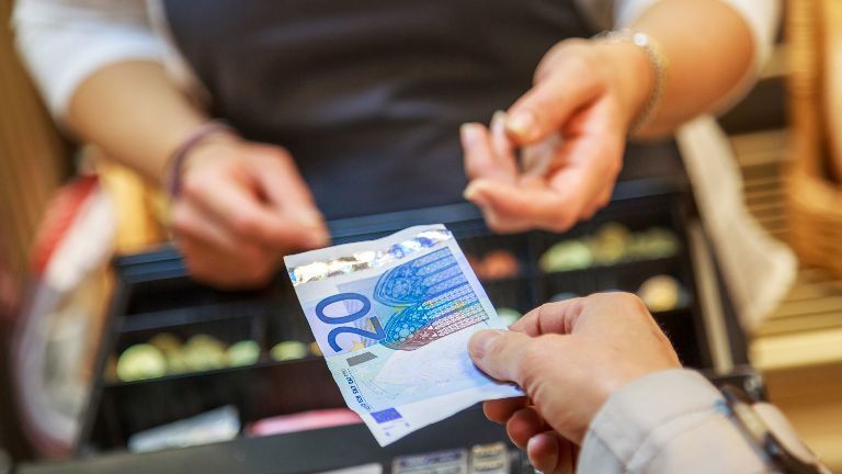 Bezahlen an der Supermarktkasse