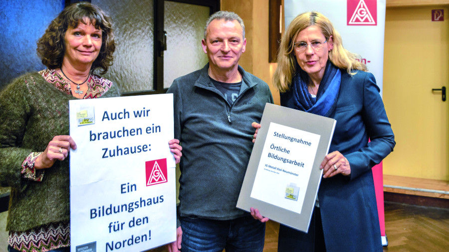 3_Personen_mit_Schilder