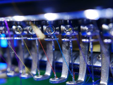 Eine Stickmaschine mit buntem Garn.