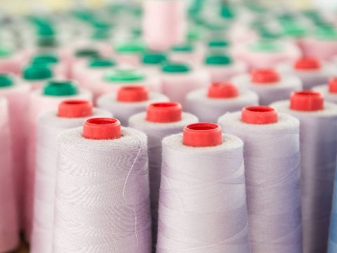 Garnrollen mit weißem Garn.