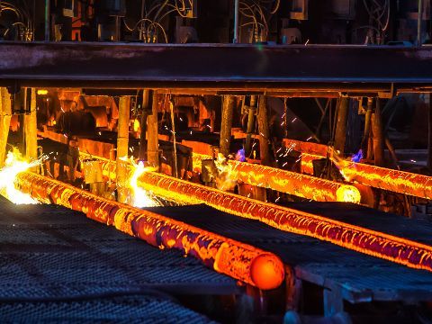 Glühende Metallstangen.