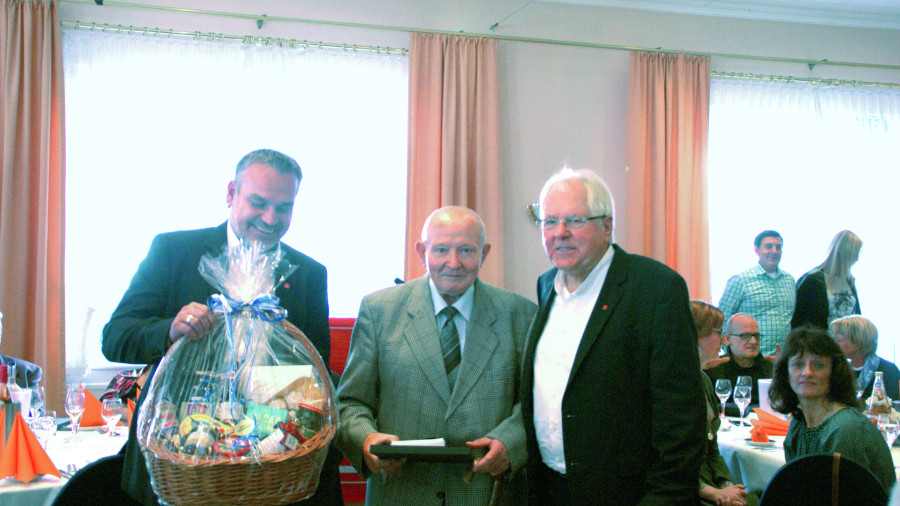 Günter Harbrucker (Mitte)  ist seit 70 Jahren Mitglied der IG Metall.