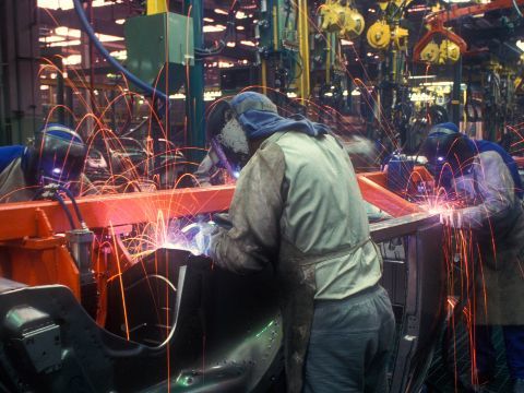 Schweißer in einer Produktionsstätte der Automobilindustrie.