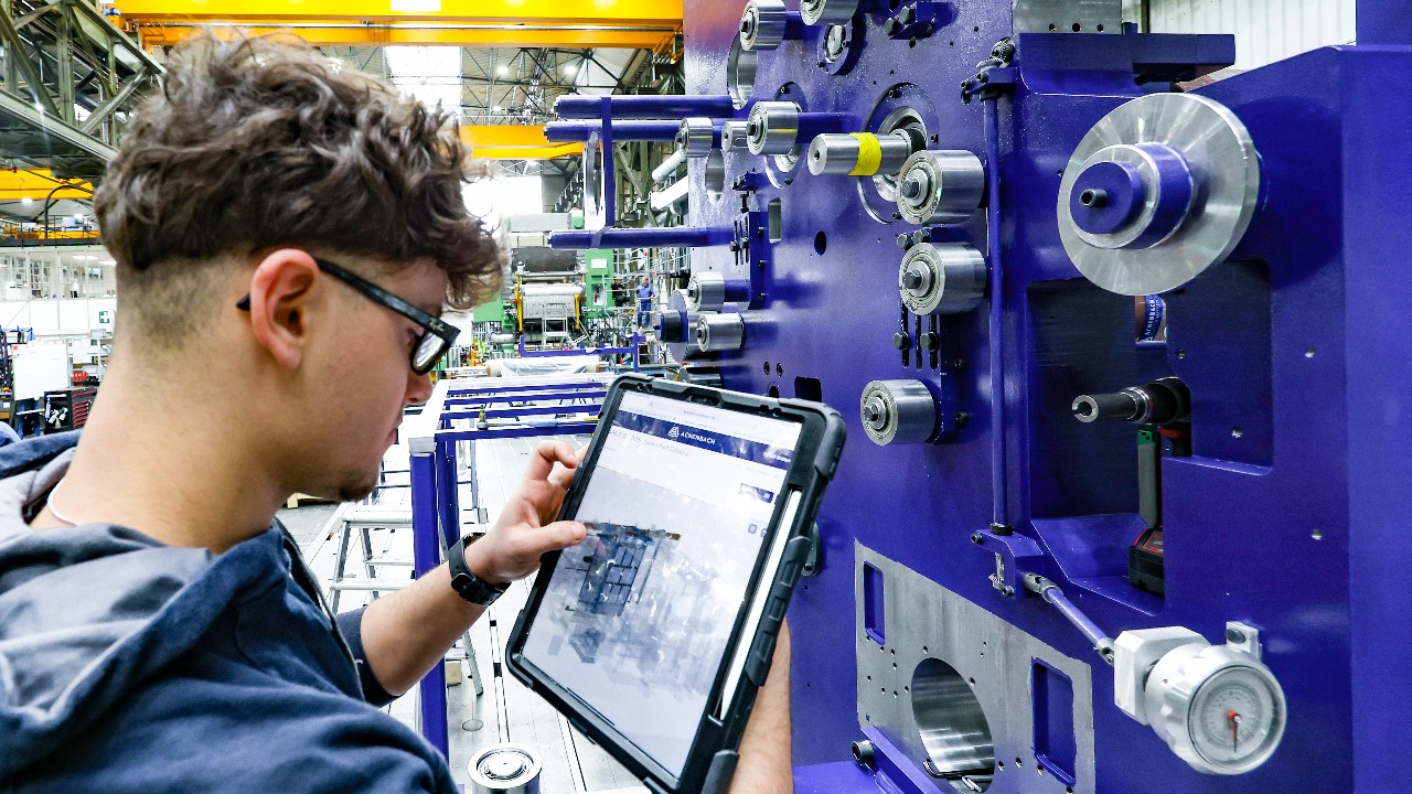 Das Unternehmen Achenbach nutzt seine eigene KI-Erfindung  „Optilink“ zum Beispiel, um den Energieverbrauch in der Produktion zu tracken und zu optimieren.