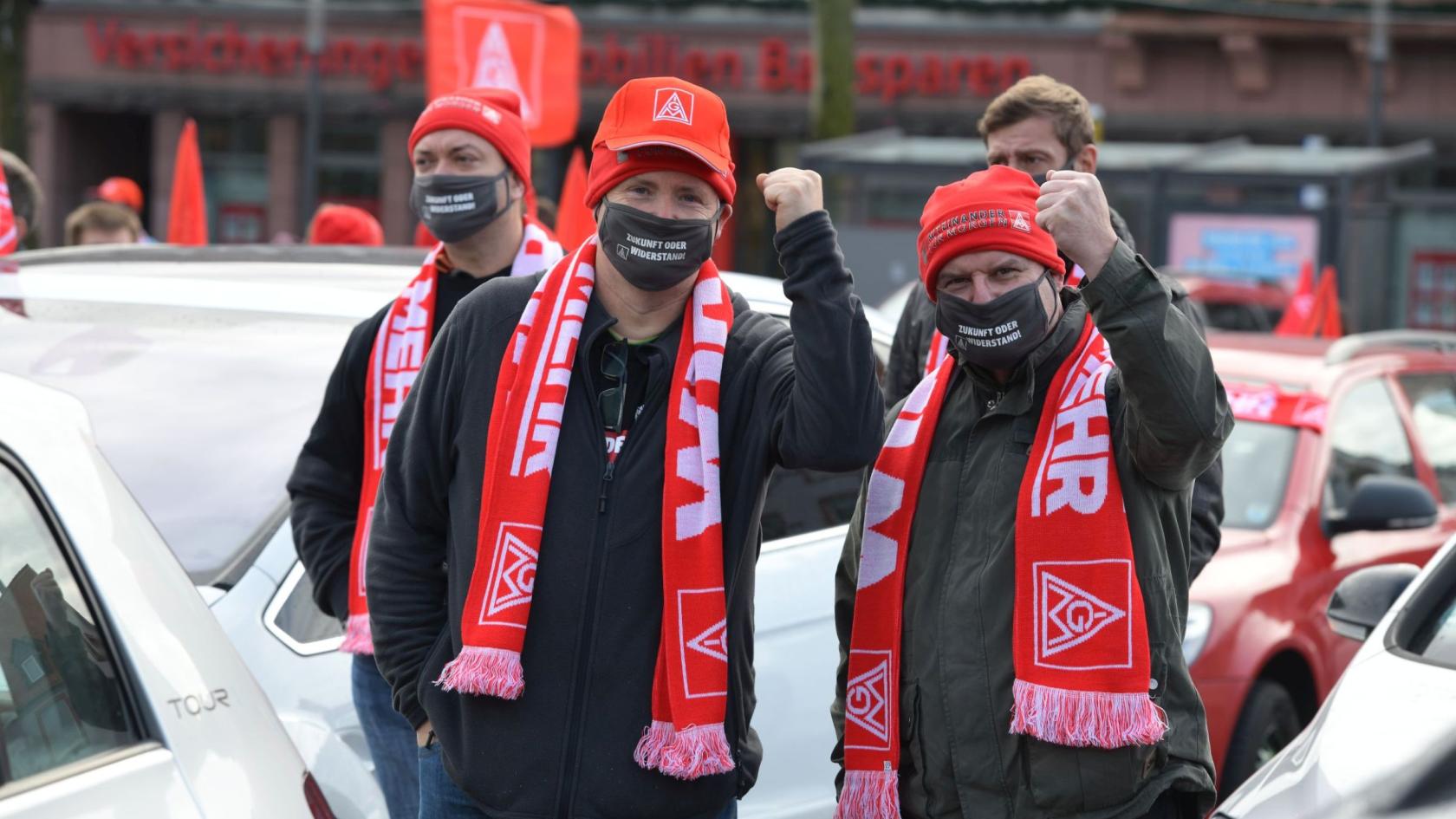 Metaller demonstrieren mit erhobenen Fäusten gegen Standortschließung Hitachi ABB in Hanau