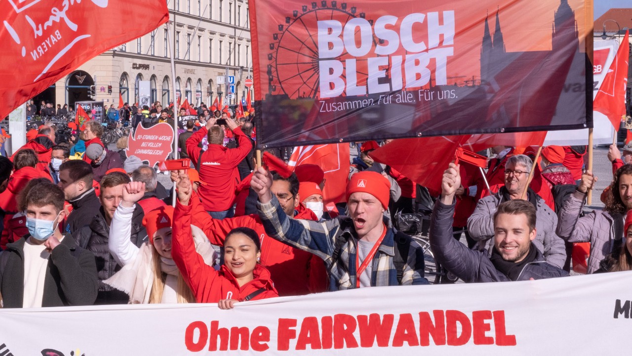 Beschäftigte von Bosch in München beim Fairwandel-Aktionstag der IG Metall am 29. Oktober 2021. Sie kämpfen für ihr Werk. Bosch will billig verlagern.
