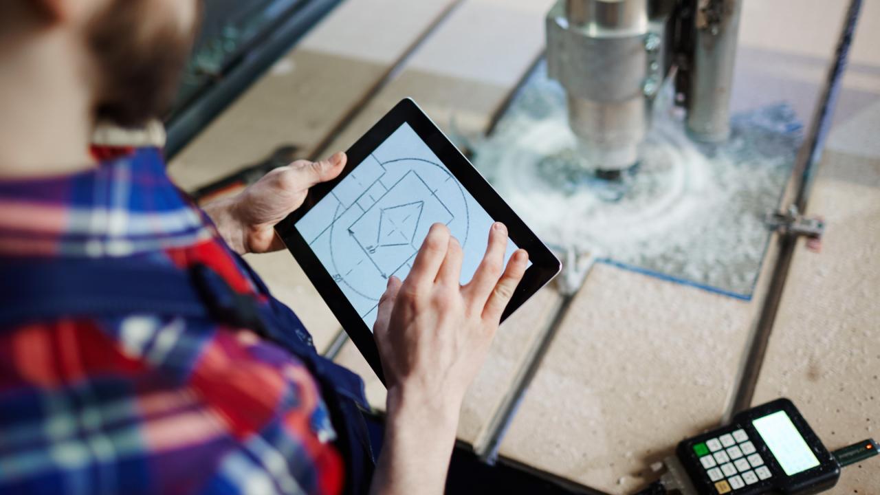 Mann mit Tablet