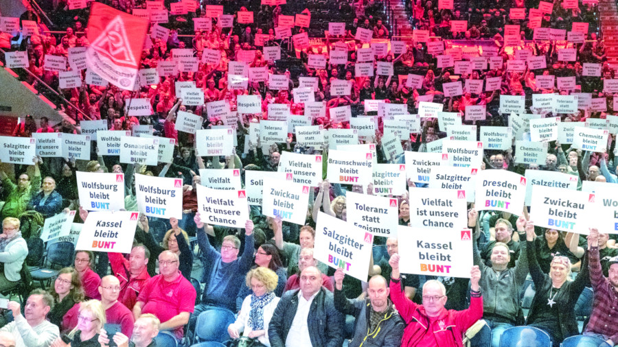 Die VW-Belegschaften bleiben bunt und tolerant: 1500 Vertrauensleute aus den Standorten Wolfsburg, Kassel, Hannover, Emden, Braunschweig, Salzgitter, Osnabrück, Zwickau, Chemnitz und Dresden bekannten sich zur offenen Gesellschaft.