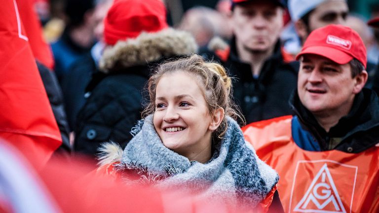 Jugend, IG Metall, IG Metall Jugend, Fahne, Logo, Jugendorganisation, Politik, Gesellschaft, Gewerkschaft, Solidarität, Frau, Schal, Demonstration, junge
