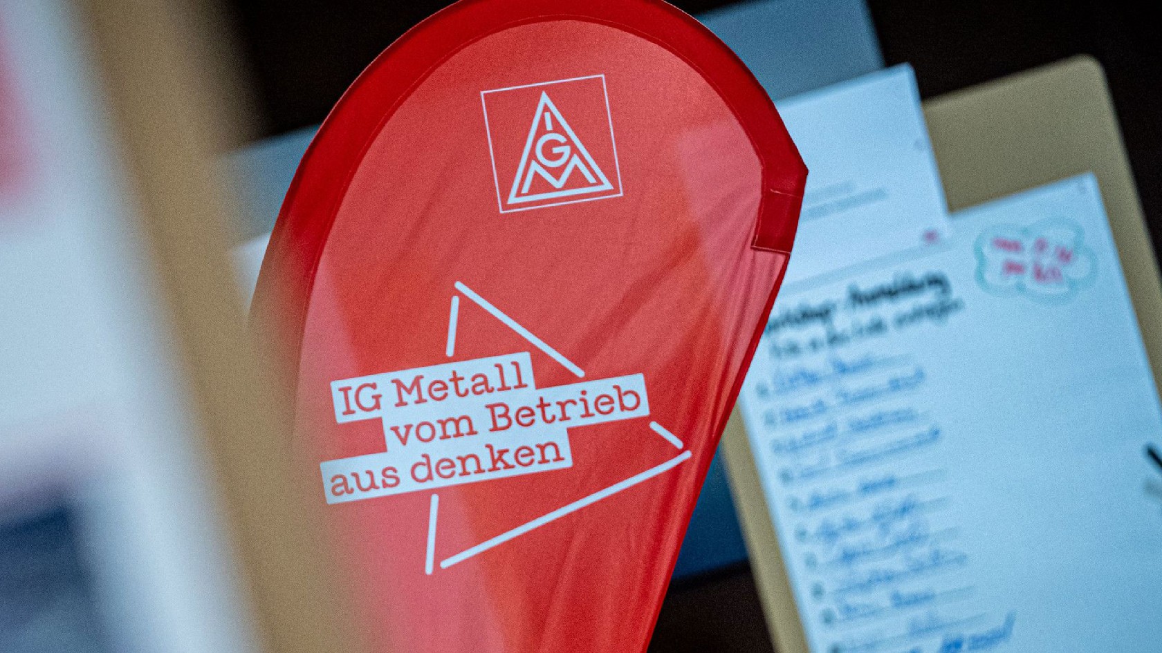 Beach Flag IG Metall vom Betrieb aus denken