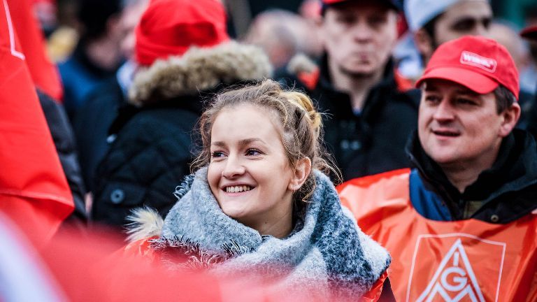Jugend, IG Metall, IG Metall Jugend, Fahne, Logo, Jugendorganisation, Politik, Gesellschaft, Gewerkschaft, Solidarität, Frau, Schal, Demonstration, junge