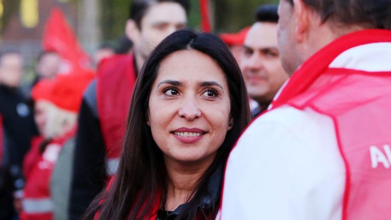 Frau auf einem Streik