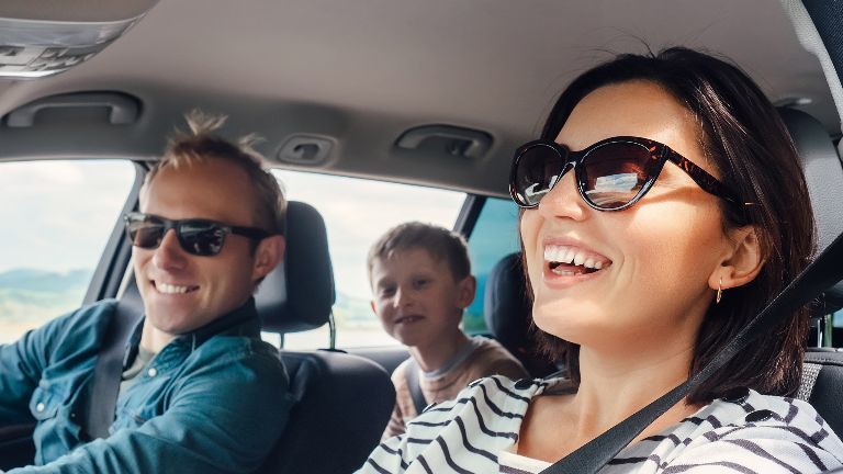 Familie macht im Auto einen Ausflug