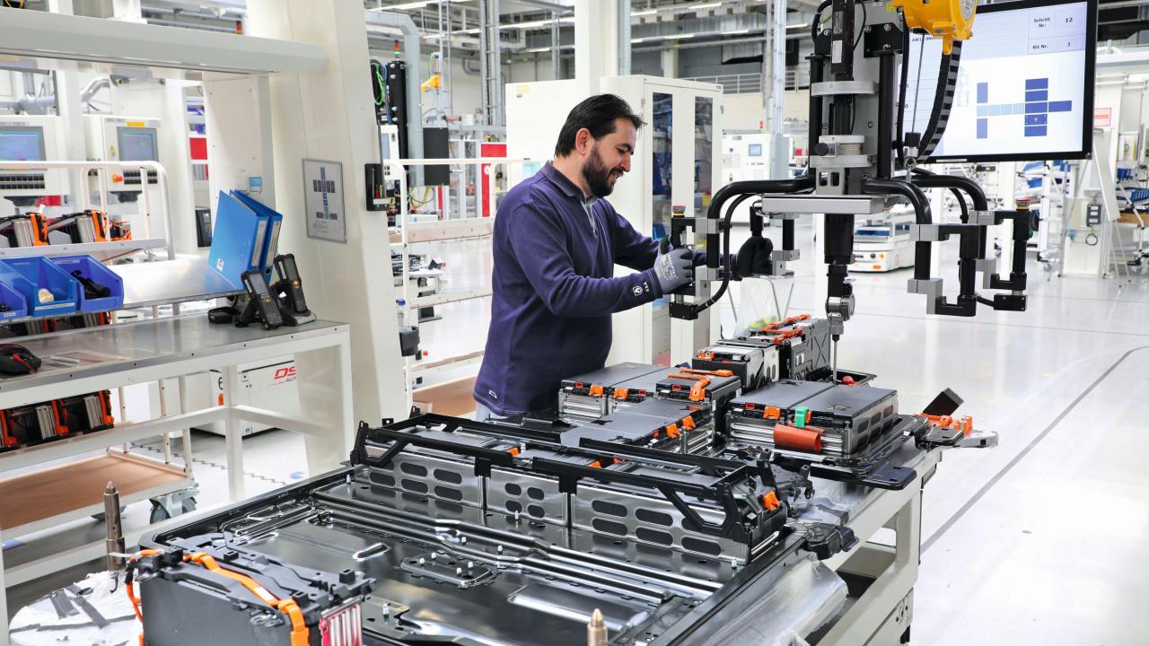 Beschäftigter bei der Produktion von Batteriezellen im VW-Werk Braunschweig