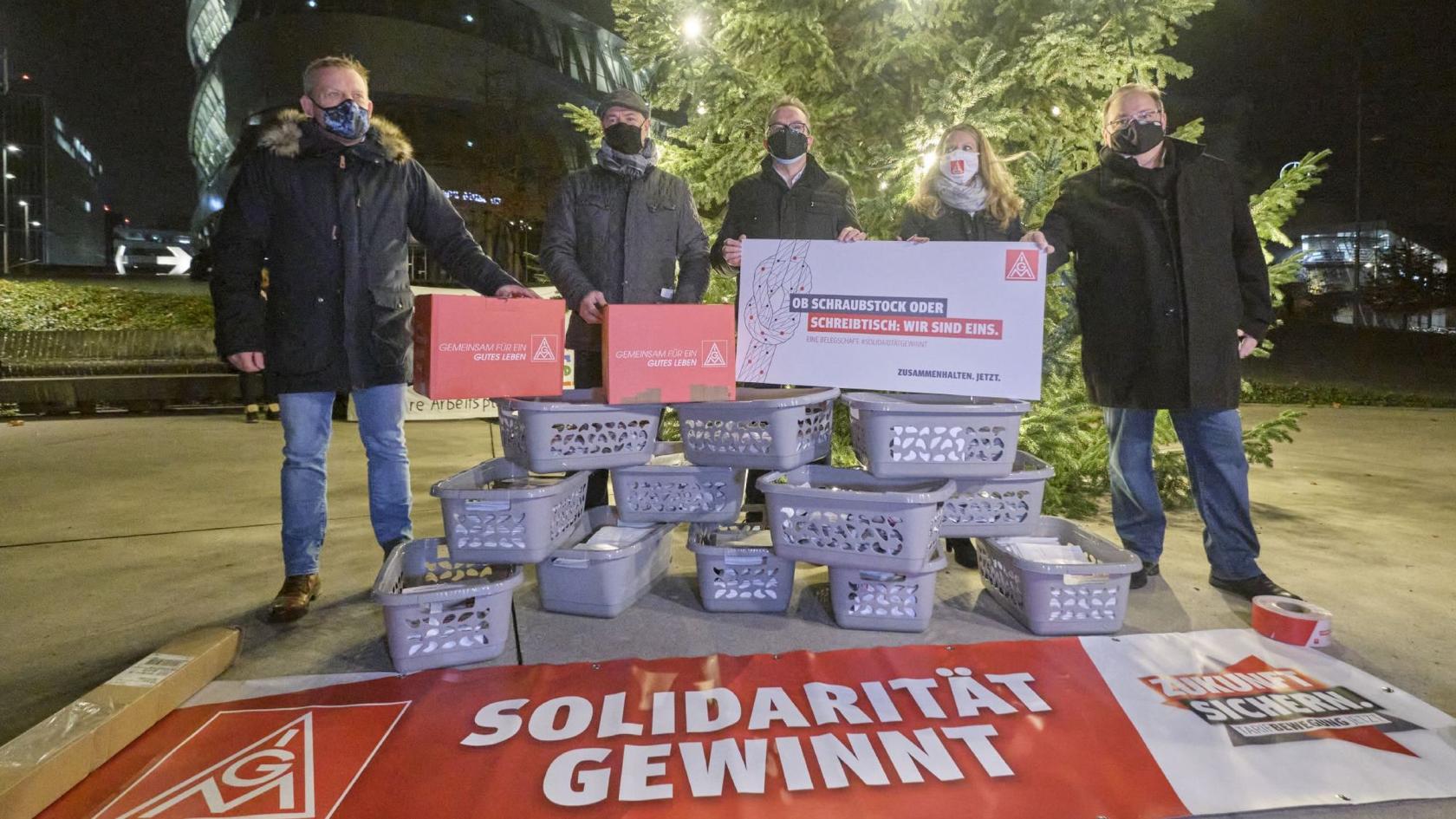 IG Metall und Daimler-Gesamtbetriebsrat übergeben über 50 000 Postkarten an die Unternehmensleitung