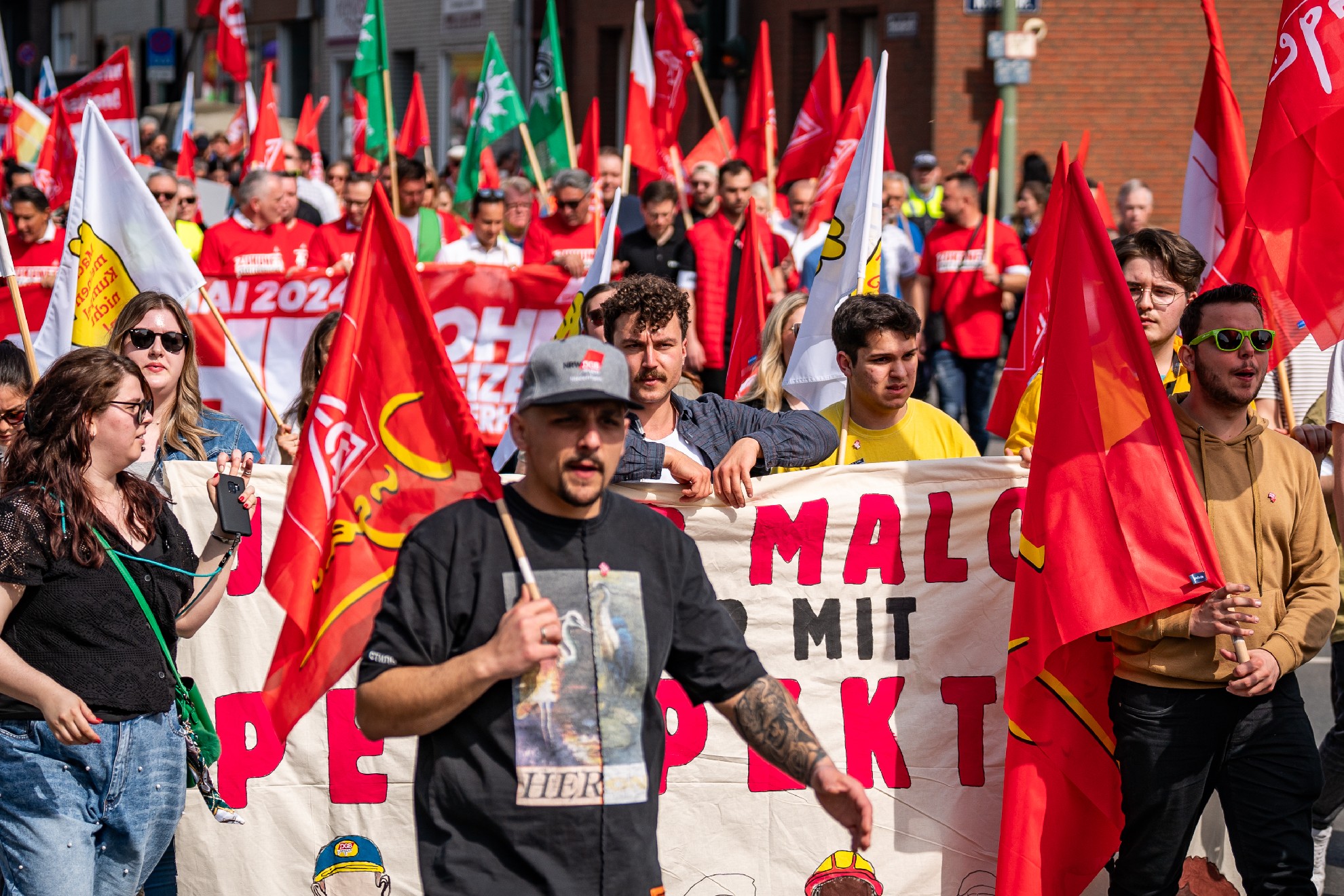 Unter dem Motto „Mehr Lohn, mehr Freizeit, mehr Sicherheit“ demonstrieren am 1. Mai 2024 tausende Beschäftigte. Deutschlandweit gehen sie für gute und sichere Arbeit auf die Straße, wie hier in Duisburg.