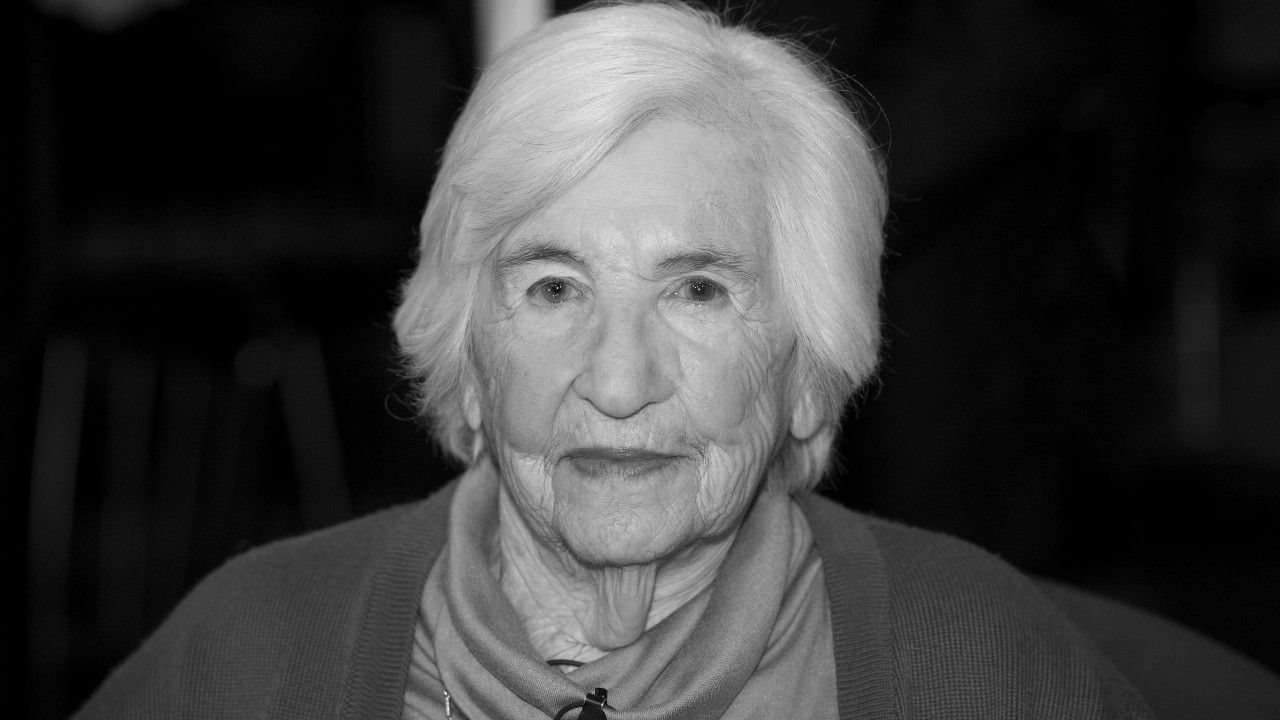 Wir trauern um Esther Bejarano, unsere Mitstreiterin gegen Faschismus und Hass. Als Rednerin und Musikerin trat sie auf zahlreichen Veranstaltungen der IG Metall auf und erinnerte uns an die Schrecken der Nazidiktatur und des Holocaust. Esther Bejarano hat immer betont, wie wichtig Gewerkschaften für den gesellschaftlichen Zusammenhalt sind. 