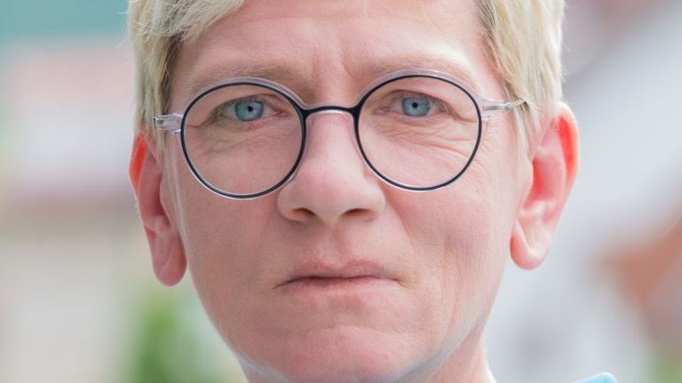 Potrait von Bianka Huber, Leiterin der Beratungsstelle der IG Metall für Geflüchtete in Frankfurt am Main, dem 