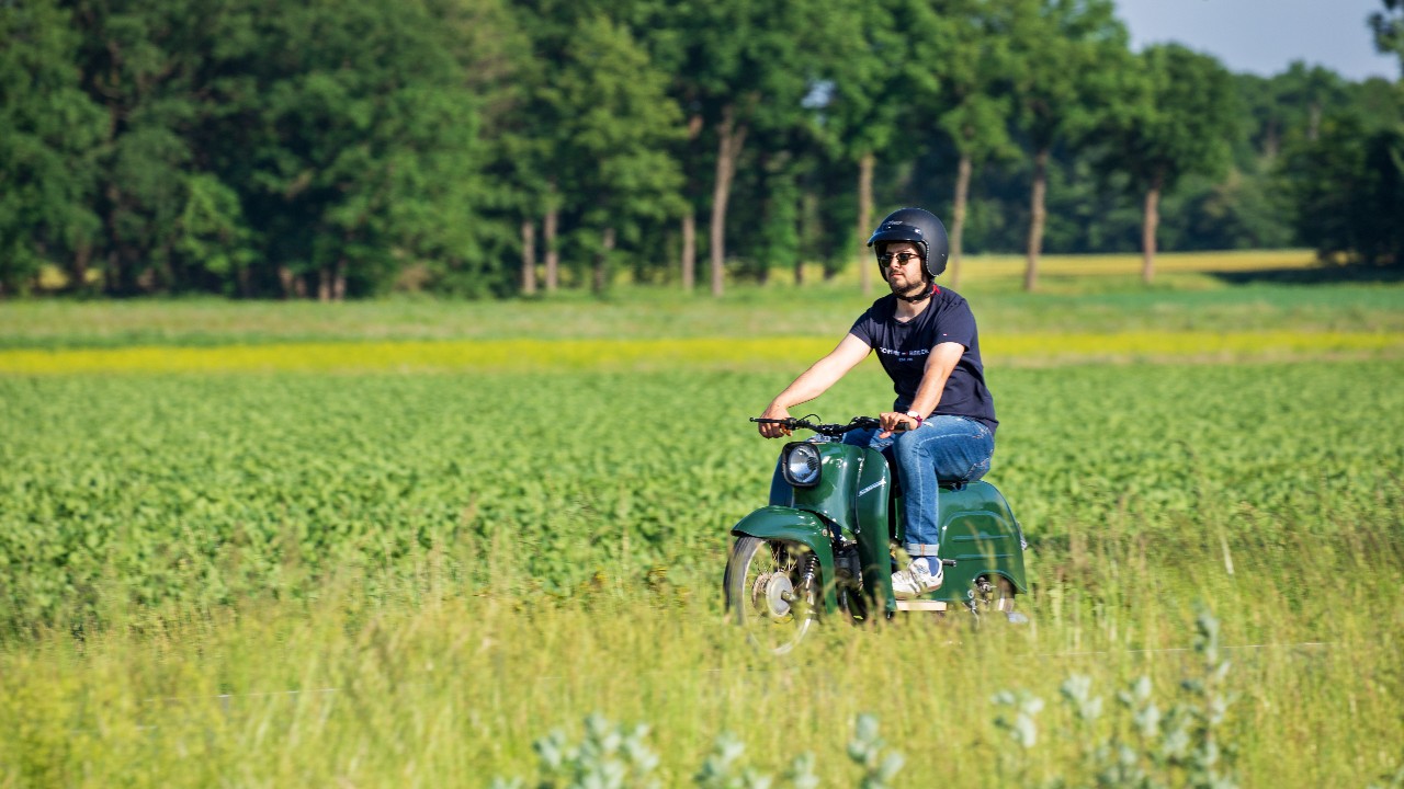 Sefkan Evin genießt die Fahrten mit seiner selbstgebauten Schwalbe. Das Moped-Projekt hat dem 23-Jährigen über die schwere Zeit im Lockdown hinweg geholfen.