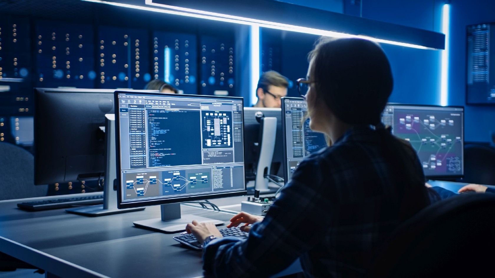 IT-Programmierer arbeiten am Desktop