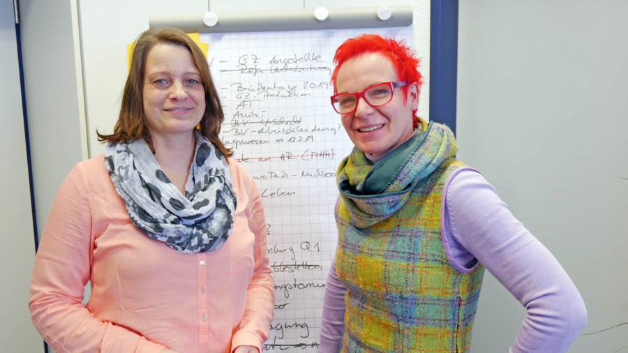 Andrea Wolter und Britta Poloczek (rechts): »Im Dialog mit allen Beteiligten entwickeln wir Konzepte und betriebliche Vereinbarungen.«