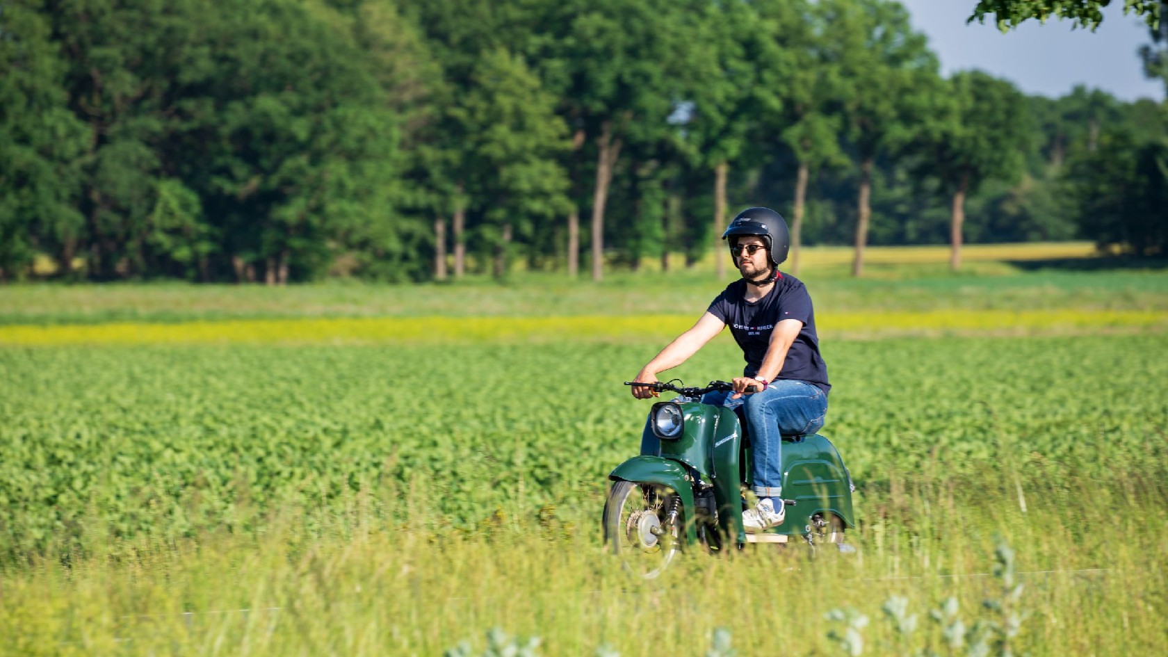 Junger Metaller auf Moped