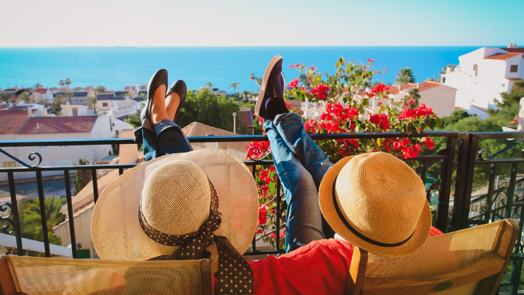 Paar auf Balkon mit Aussicht