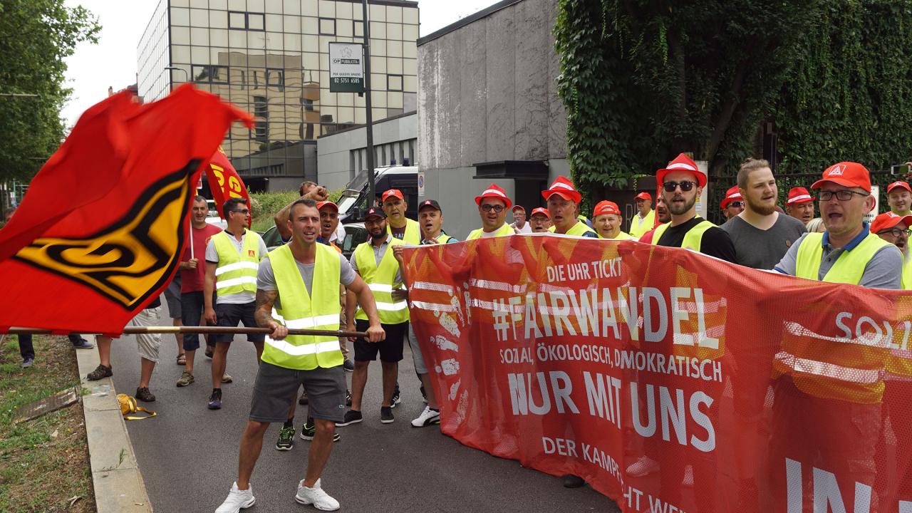 Streikende von Riva/HES vor Konzernzentrale in Mailand