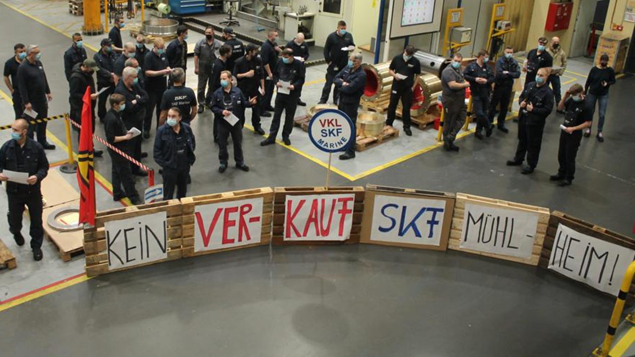 SKF will Mühlheim verkaufen, statt in die Zukunft nach dem Verbrenner zu investieren. Beschäftigte aller SKF-Standorte demonstrieren für die Zukunft von Mühlheim
