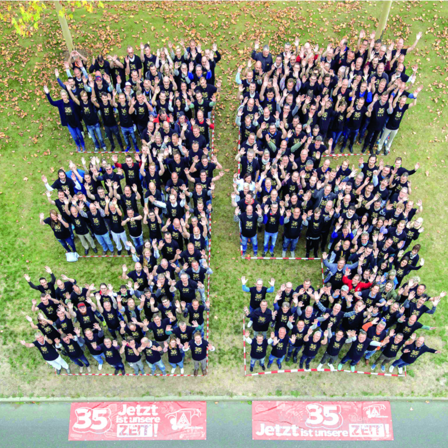Viele Personen bilden eine 35 auf einer Wiese