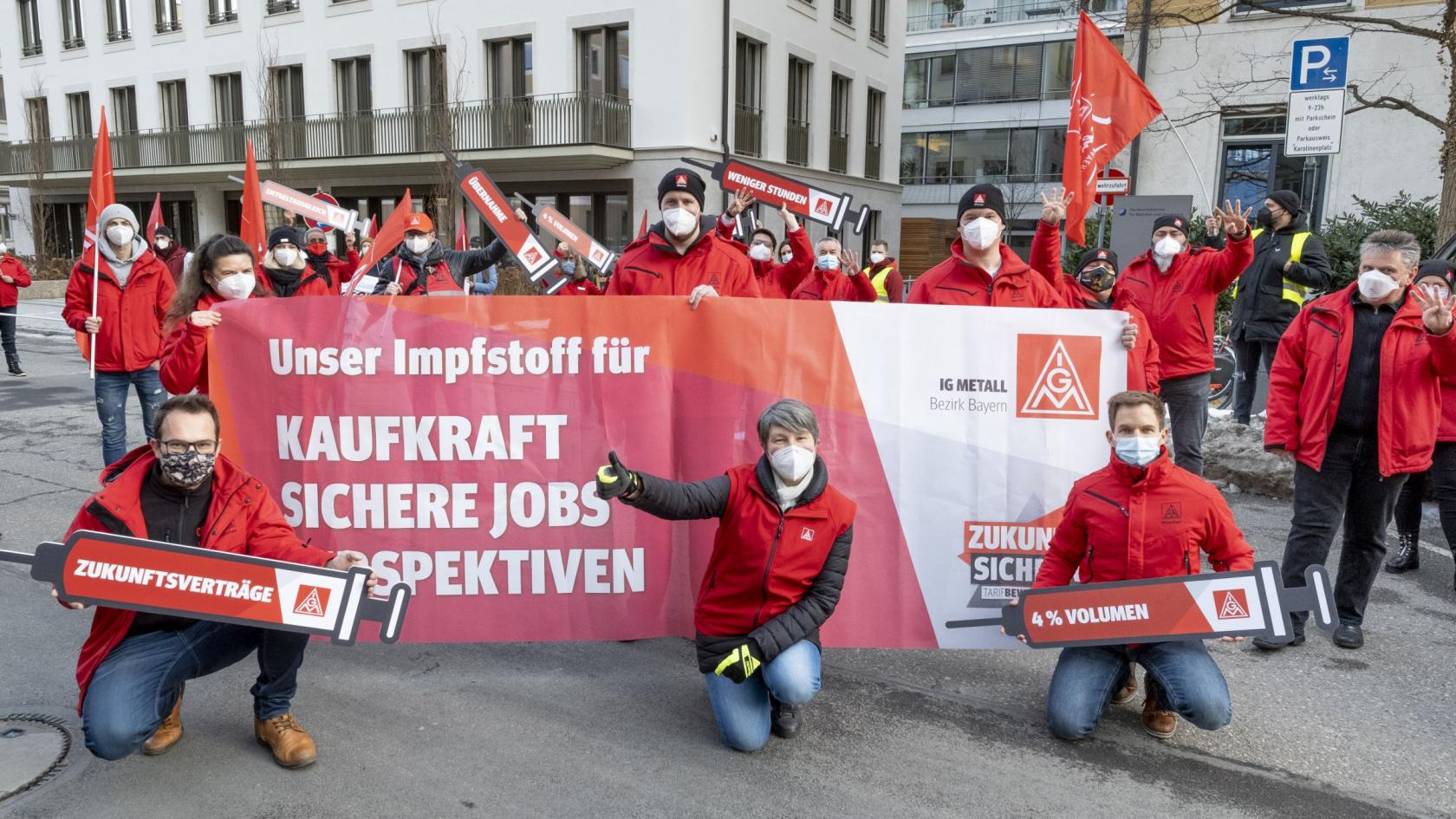 Zweite Tarifverhandlung Metall und Elektro Bayern: Betriebsräte aus Münchner Betrieben vor dem Arbeitgeberverband vbm bei einer Corona-konformen Aktion mit überdimensionalen Spritzen