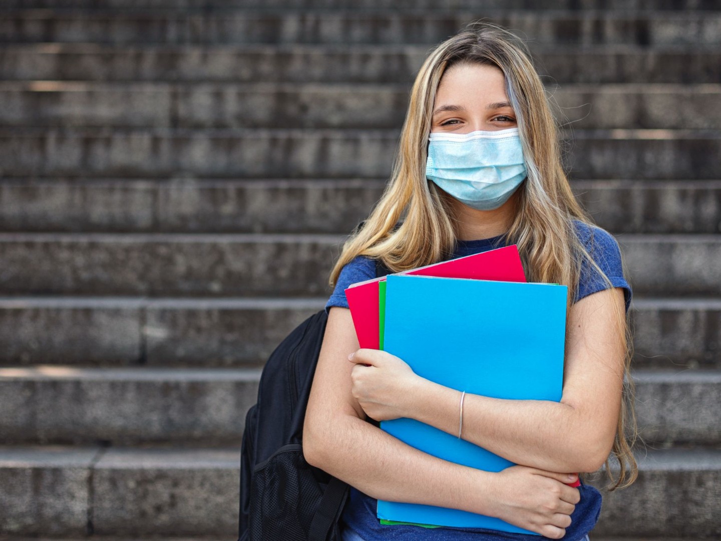 Studentin mit Maske