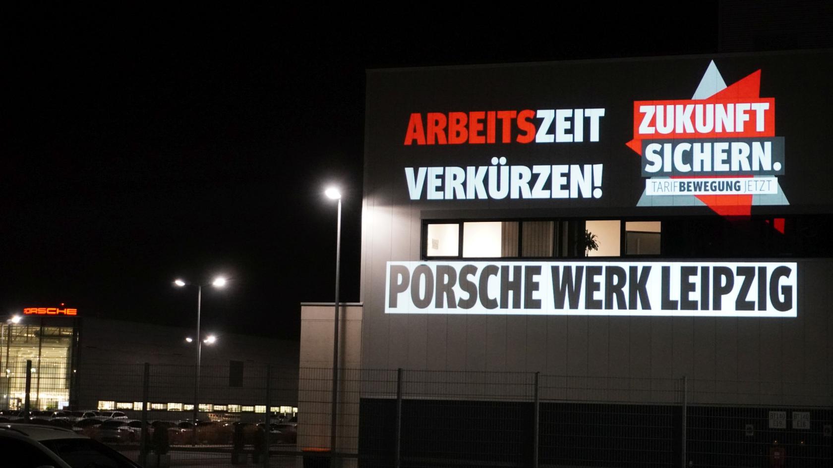 Nacht-Aktion bei Porsche Leipzig für die Arbeitszeit-Angleichung Ost