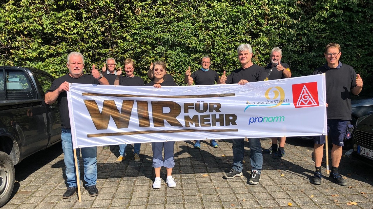 Tarifaktion am 8.9. bei Pronorm im Vlotho, ganz links: Peter Engel, Betriebsratsvorsitzender