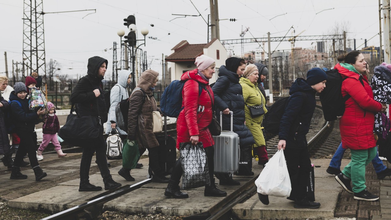 Flüchtende Ukrainerinnen und Ukrainer bei der Ankunft am Bahnhof in Lemberg