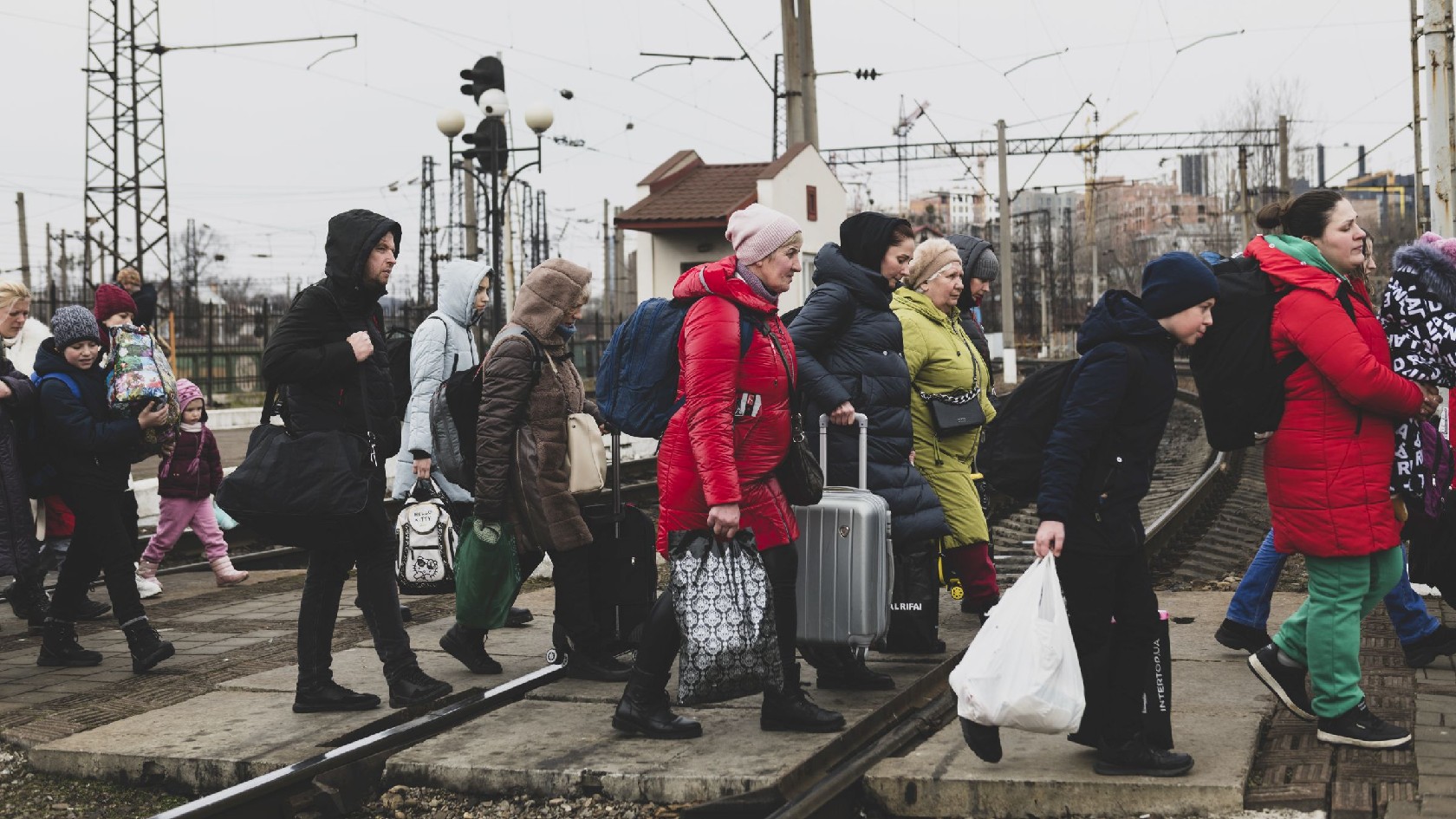 Flüchtende Ukrainerinnen und Ukrainer bei der Ankunft am Bahnhof in Lemberg