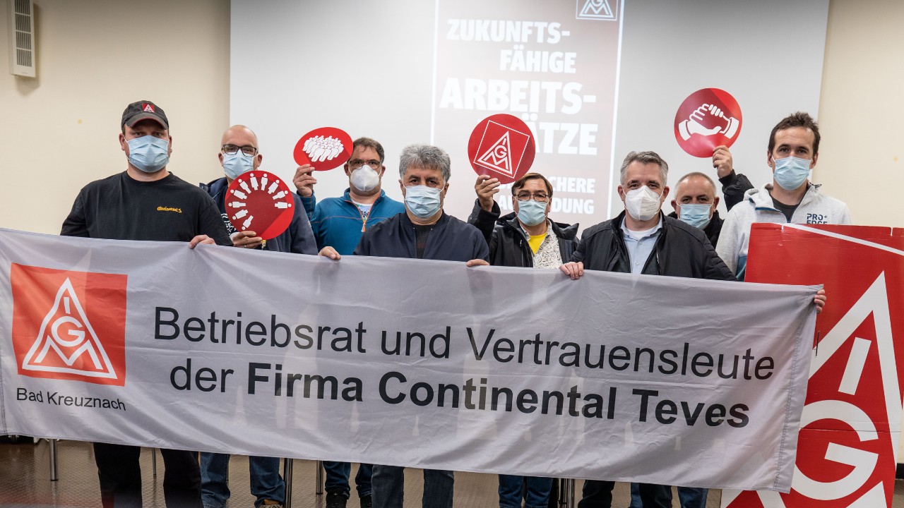 Die Konzernleitung wollte Personal bei ihnen abbauen – ohne Zusicherungen für die Zukunft. Doch mit Warnstreiks haben sich die Beschäftigten beim Autozulieferer Continental Teves in Rheinböllen (Rheinland-Pfalz) einen Zukunfts- und Sozialtarifvertrag erkämpft. Jetzt geht es an die Umsetzung.