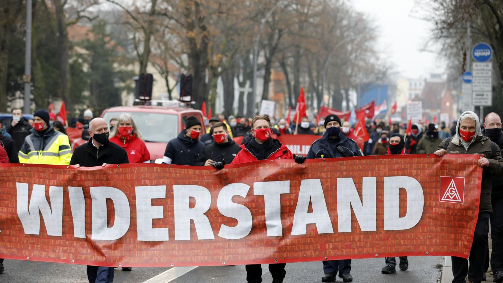 2500 Daimler-Beschäftigte demonstrieren in Marienfelde für ihr Werk