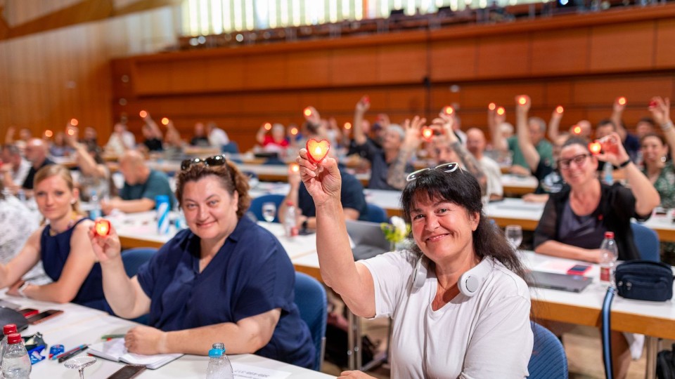 EIn blinkendes Herz f&uuml;r Tarif: Bei der Tarifkommissionssitzung der Metall- und Elektroindustrie im Juni in Sindelfingen beschlie&szlig;en die Tarifkommissionsmitglieder den Antrag zur K&uuml;ndigung der Entgelt-Tarifvertr&auml;ge und beginnen mit der Diskussion um die Forderungen.