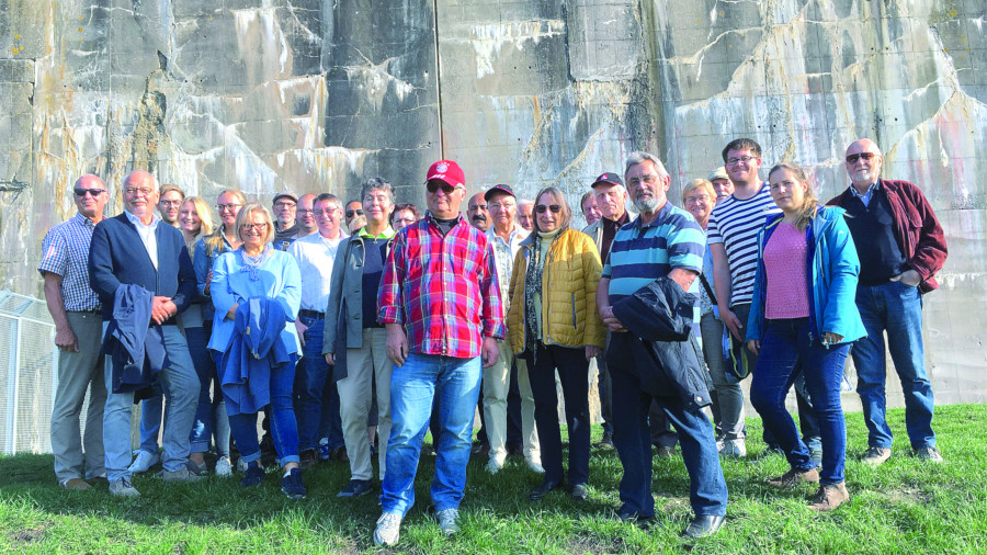 Unsere IG Metall-Reisegruppe vor dem U-Boot-Werft-Bunker "Valentin" in Bremen