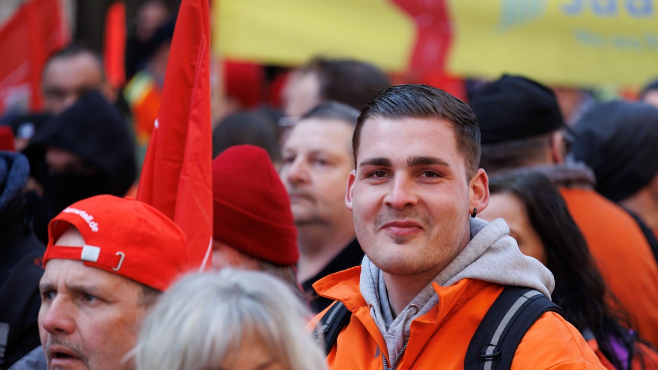 Teilnehmer des Aktionstag „Zukunft statt Kahlschlag“ am 15. März 2025 in Frankfurt am Main.