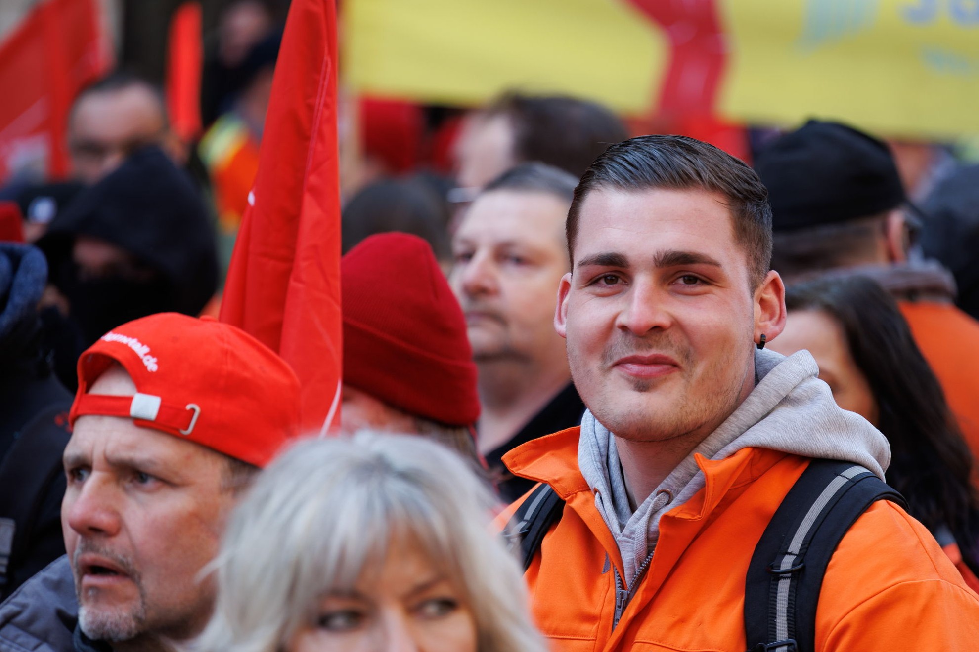 Teilnehmer des Aktionstag „Zukunft statt Kahlschlag“ am 15. März 2025 in Frankfurt am Main.
