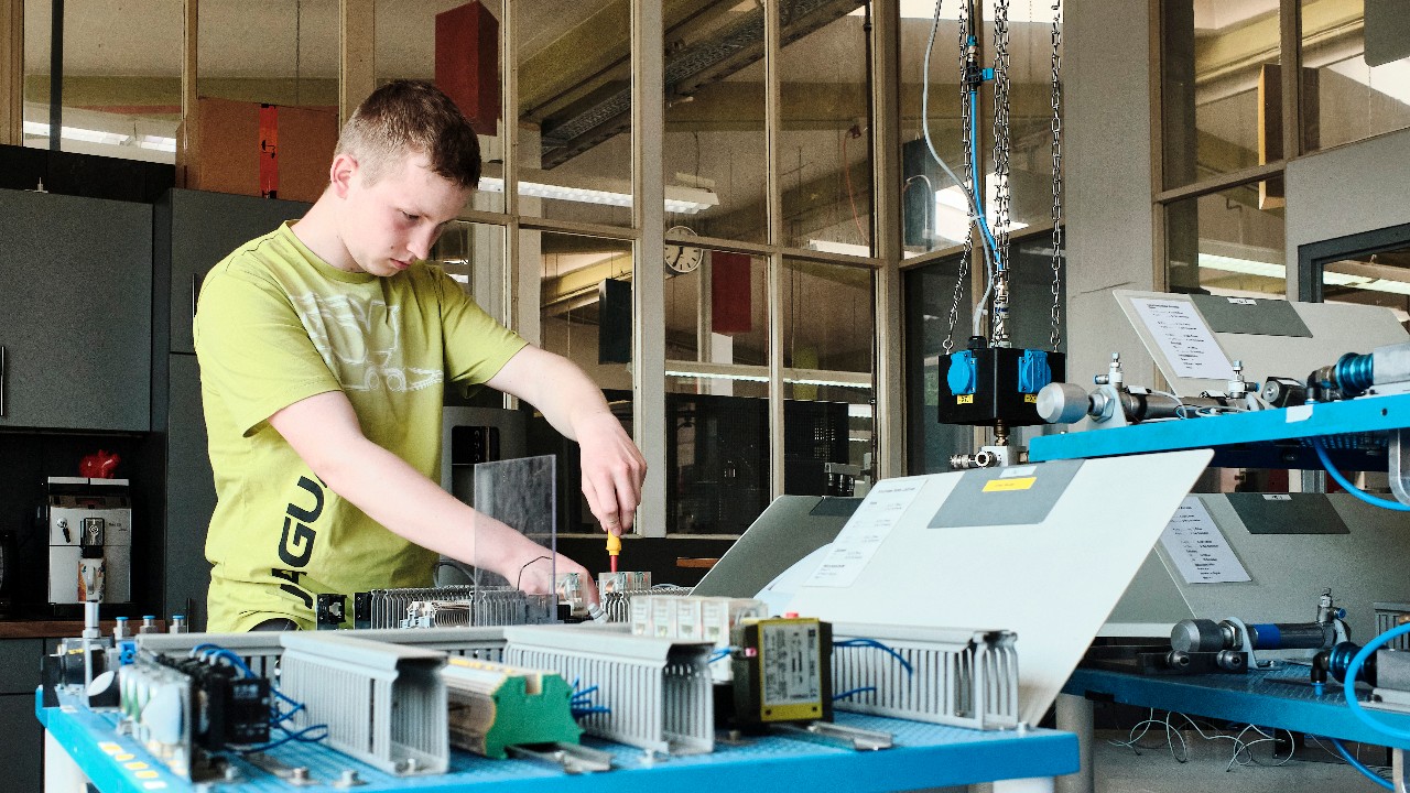 Florian Schröder macht eine Ausbildung bei Claas. Der angehende Mechatroniker hat bereits in der Orientierungsphase während der Schulzeit ein Praktikum in dem Unternehen gemacht.