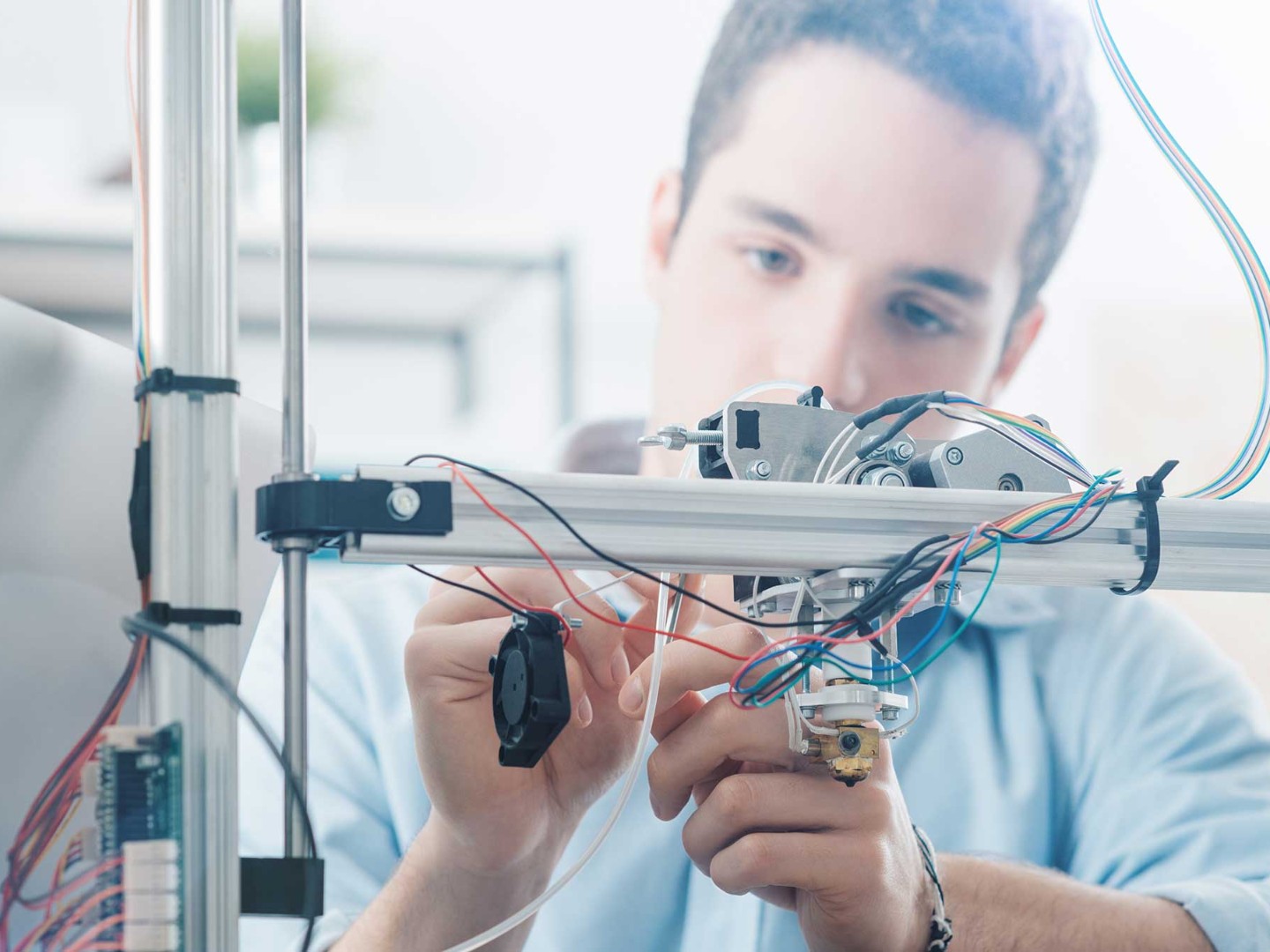 Ein Auszubildender arbeitet an einem 3D-Drucker