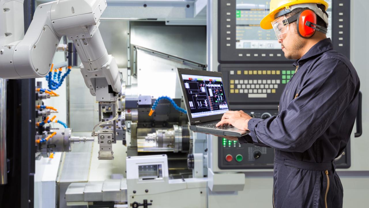 Ingenieur mit Laptop für die automatische Wartung 