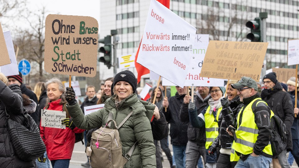 Beschäftigte und Bürger demonstrieren für den Brosestandort-Würzburg