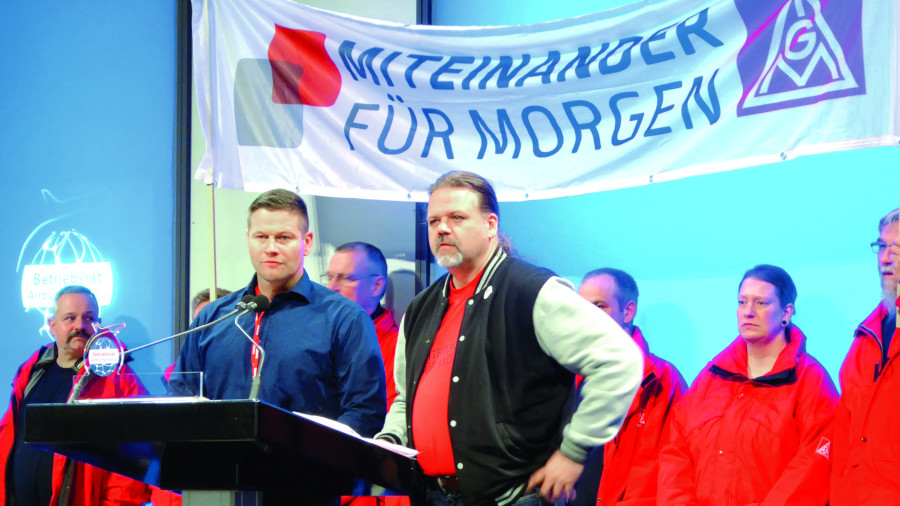 Airbus-Betriebsversammlung: Diehl-Aviation-Betriebsräte Ulrich Orth (li.) und Thomas Wolff