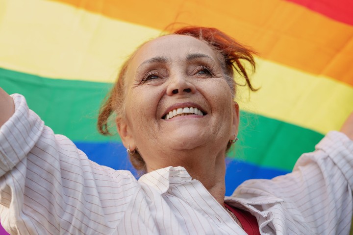 Frau mit Regenbogenflagge