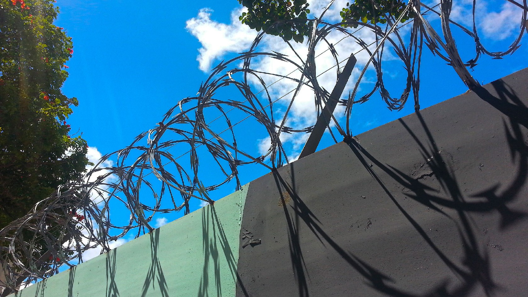 Gefängnismauer mit Stacheldraht