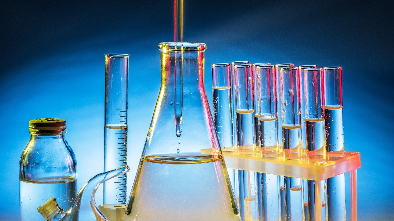 Reagenzgläser und Pipette tropft in Glas.